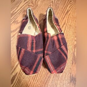 BRAND NEW, NEVER WORN! TOMS size 9 Alpargota Leather wrap;color: Barn red plaid